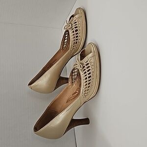 Sofft gold leather peep toe pump